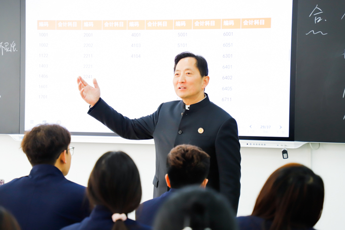 以“哪吒精神”赋能产教融合育人新实践   ——陈老师深入工商管理学院参加开学首日听课活动纪实