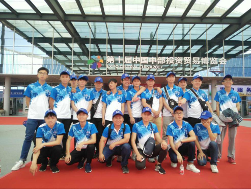 工商管理学院学生参加中博会志愿者服务
