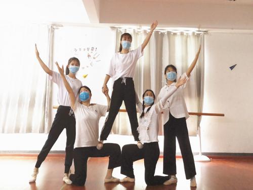 学生以“艺”战“疫”