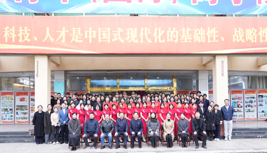星火传承商海阔 青春奋进谱新声  工商管理学院举办升旗仪式暨国旗下的思政课活动