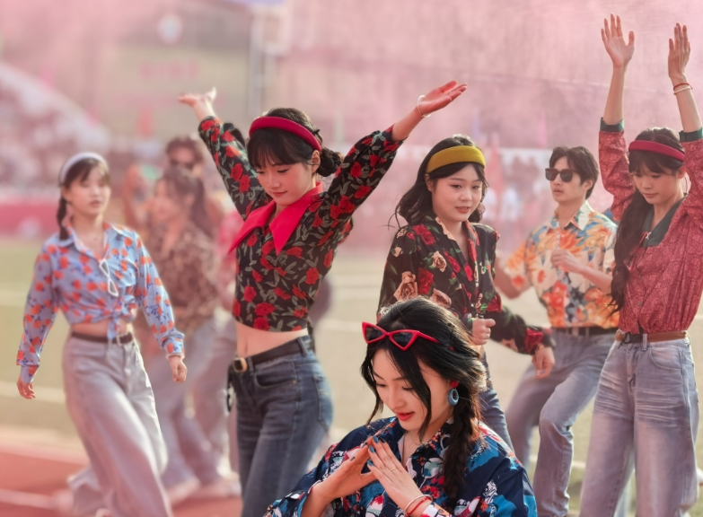 安徽一高校运动会开幕式掀起“80后”复古风